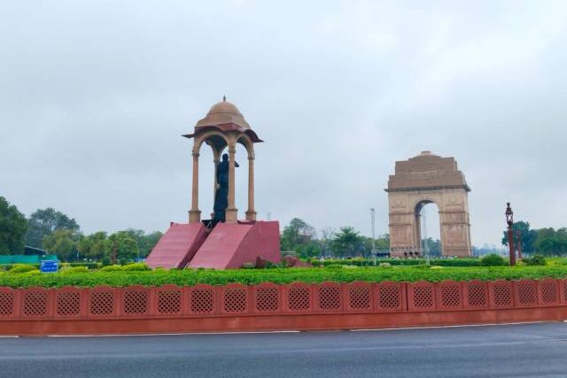 india gate netaji statue